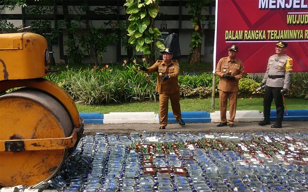 Bupati Tulungagung, Maryoto Birowo (kiri) bersama Kapolres Tulungagung, AKBP Eko Hartanto (kanan) memusnahkan ribuan botol miras. (foto: Bramanta Pamungkas/jatimnow.com)