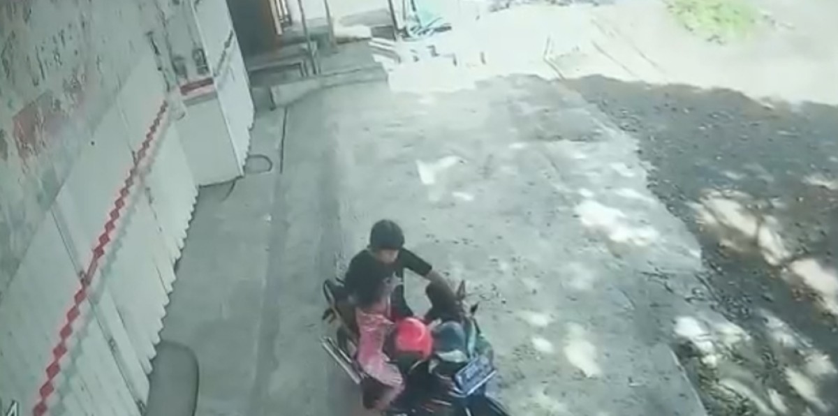 Keterangan: Aksi pencuri motor yang menggendong anak terekam CCTV. (foto: tangkapan layar)