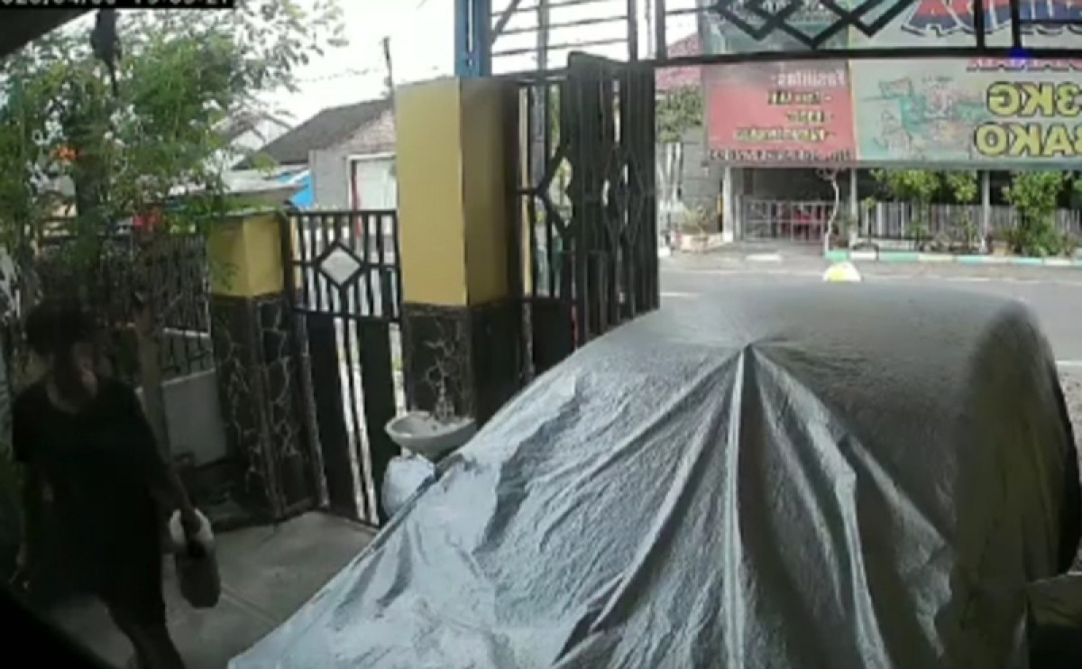 Pelaku yang terlihat mengambil jeriken BBM tertangkap layar CCTV milik Agus Nello. (foto: Eko Purwanto/jatimnow.com)