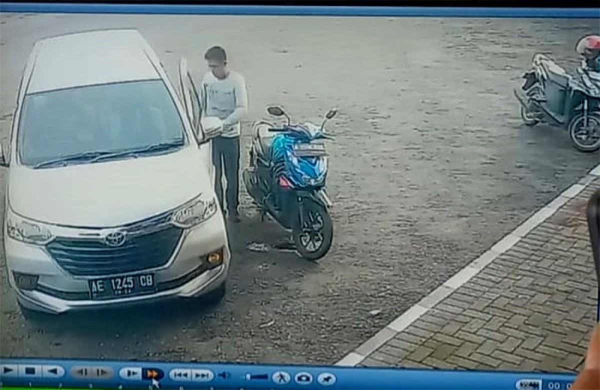 Aksi pelaku pencuri HP dalam mobil di parkiran SPBU Desa Gambiran Mojoagung, Jombang yang terekam kamera CCTV. (foto: Elok Aprianto/jatimnow.com)