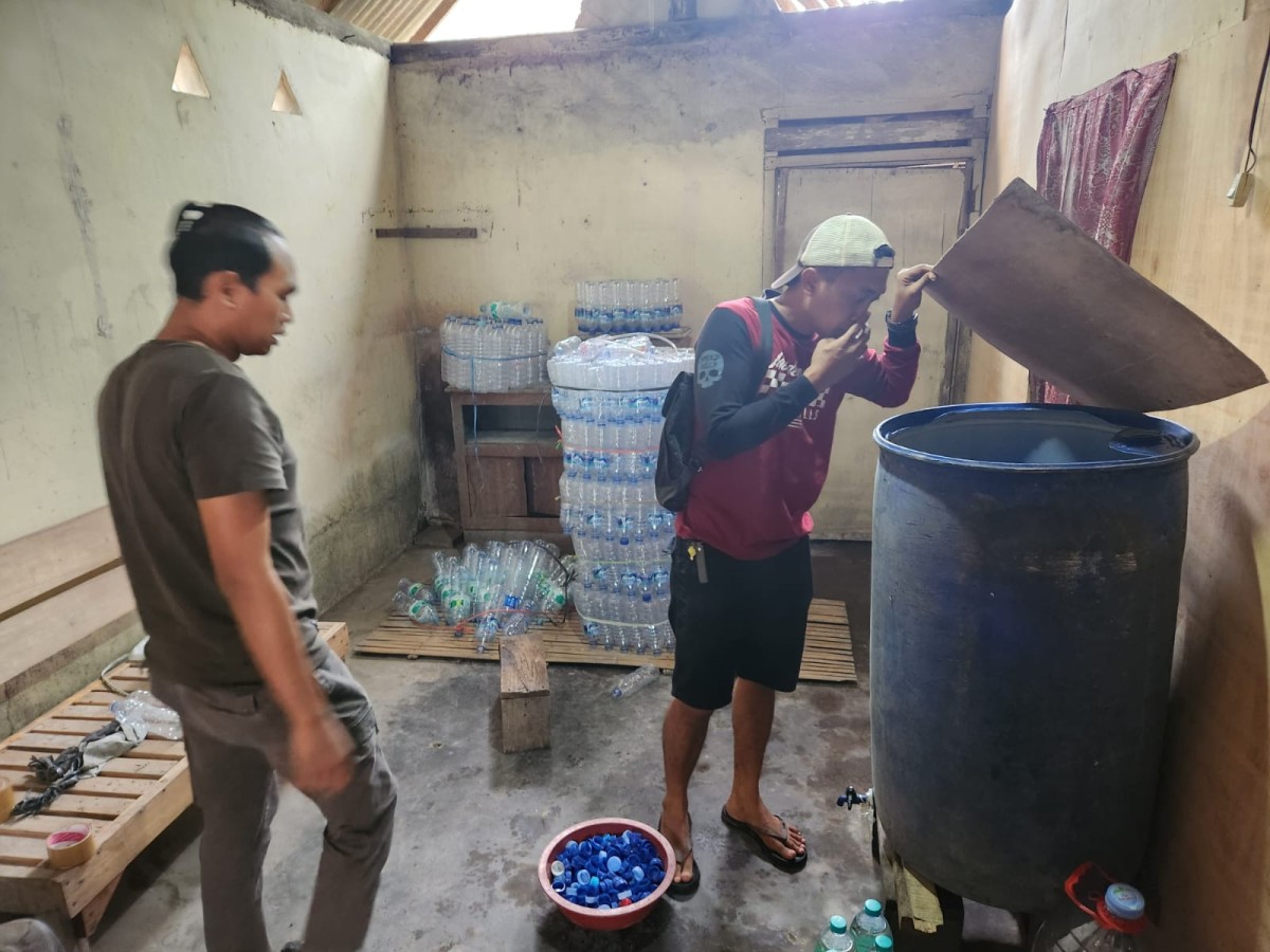 Penggerebekan rumah warga penjual miras. (Foto : Polres Kediri for jatimnow.com)