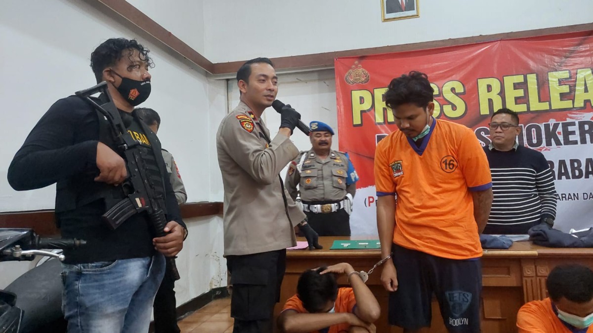 Tampang Abdul Ghofur penipu janda-janda Surabaya saat dirilis di Polsek Simokerto. (foto: Zain Ahmad/jatimnow.com).
