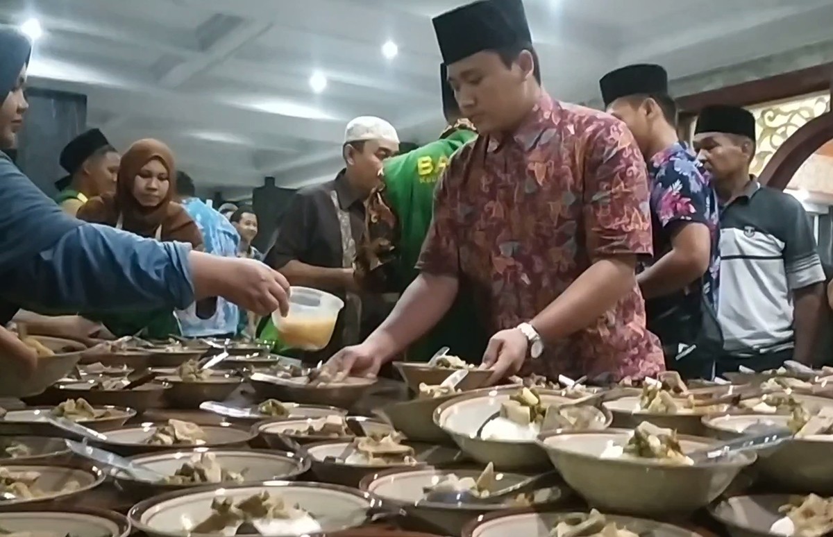 Pengurus Masjid Agung Baitul Mukminin saat menyajikan menu buka puasa untuk jamaah. (Elok Aprianto/jatimnow.com)