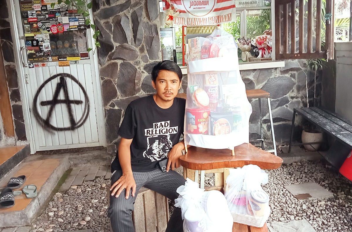 Sondi memamerkan parcel yang ia jual. (foto: Moch Rois/jatimnow.com)