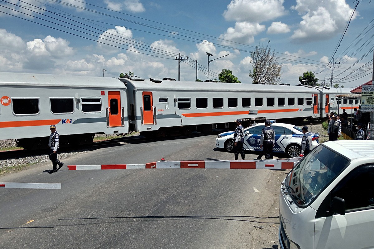 Tim gabungan saat melakukan pengecekan jalur mudik Lebaran 1444 H. (Elok Aprianto/jatimnow.com)