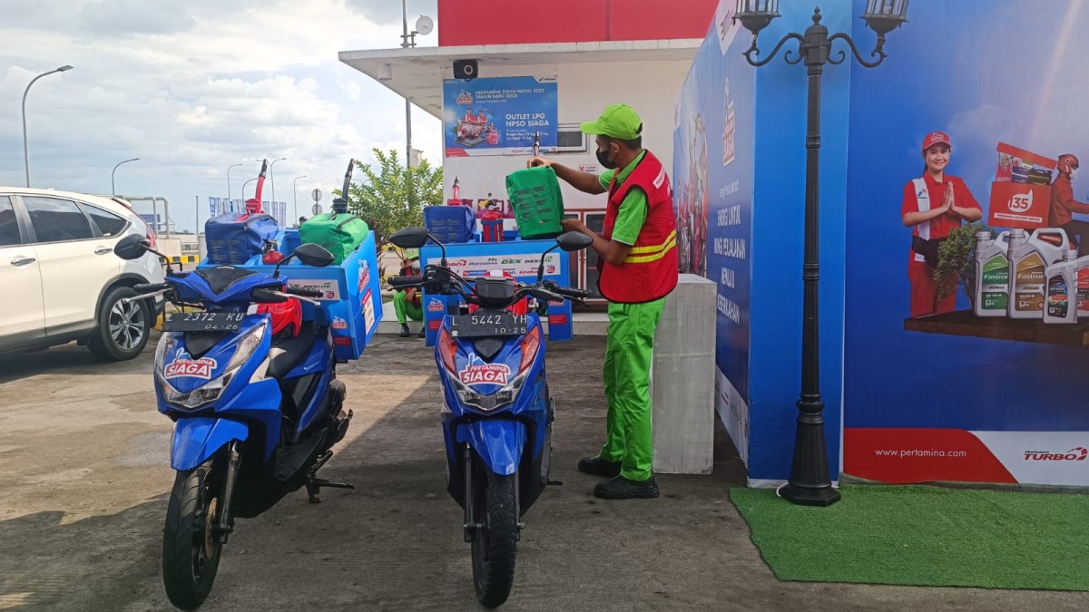 Pertamima Jatimbalinus saat mengecek kesiapan di Rest Area Tol Surabaya-Mojokerto KM 725A. (Foto: Zain Ahmad/jatimnow.com)