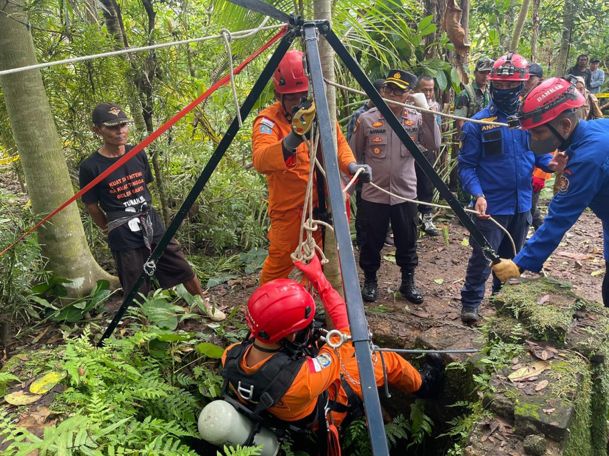Petugas saat mengevakuasi jenazah korban dari sumur tua (Foto: Dok. Basarnas Trenggalek)