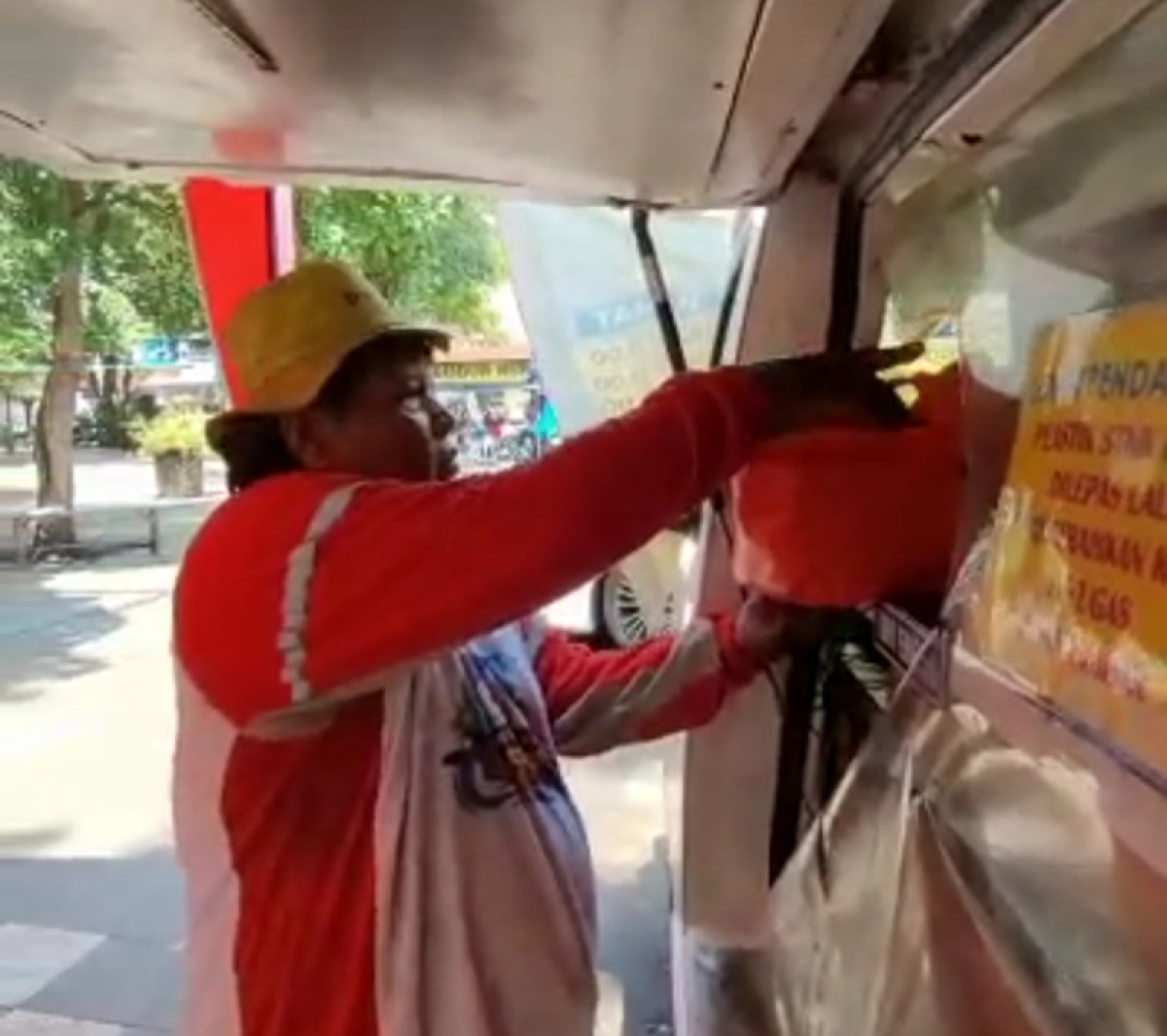 Petugas kebersihan Pemkot Surabaya menerima bantuan bingkisan lebaran. (foto: Imam Muhlisin for jatimnow.com)