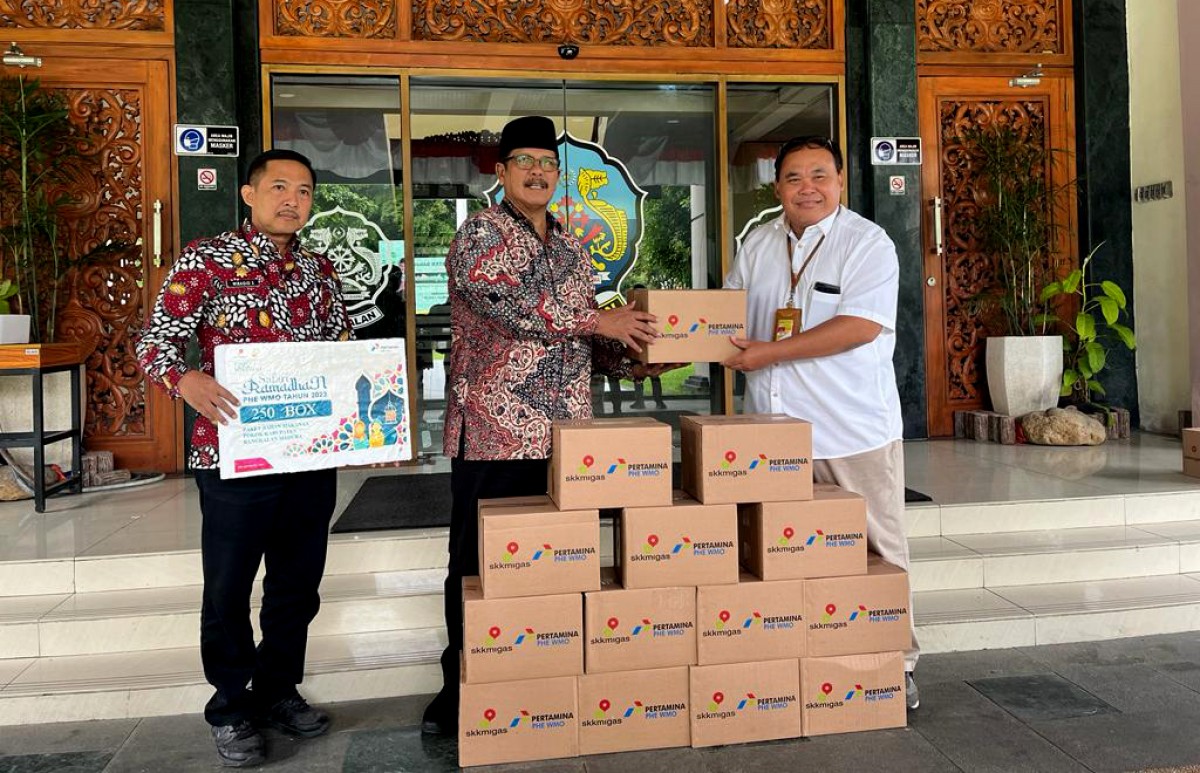 Penyerahan bantuan dari PHW WMO kepada Plt Bupati Bangkalan, Mohni. (foto: Eko Mundari for jatimnow.com)