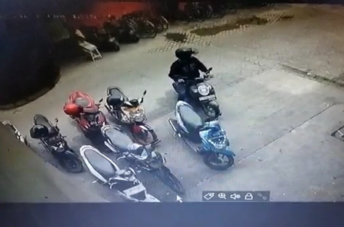 Pelaku saat terekam CCTV membawa kabur motor korban di parkiran luar gedung Kaza Mall Surabaya (Foto: Tangkapan layar CCTV)