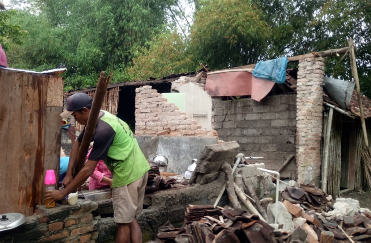 Kondisi rumah Zainal Abidin (73) yang rusak diduga akibat hujan deras yang melanda kawasan Banyuwangi dan sekitarnya. (foto: Eko Purwanto/jatimnow.com)