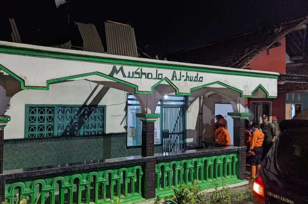 Kondisi musala dan rumah warga di Desa Kedaton, Kecamatan Kapas, Kabupaten Bojonegoro usai diterjang puting beliung (Foto: Misbahul Munir/jatimnow.com)