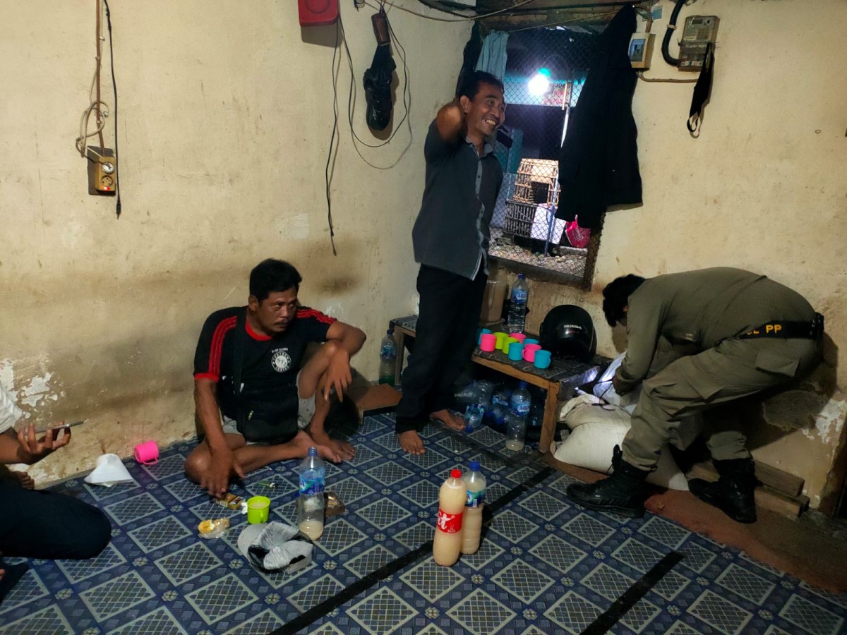 Satpol PP Lamongan menggelar razia di sejumlah kedai yang dicurigai menjual miras di Kecamatan Babat. (Foto : Satpol PP Lamongan for jatimnow.com)