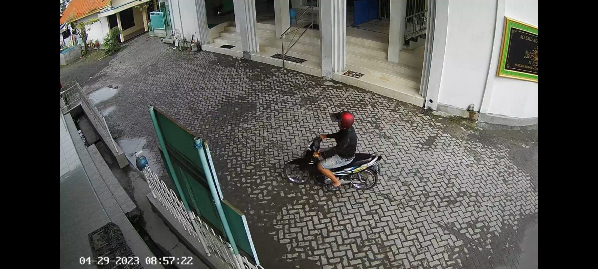 Terduga pelaku terekam CCTV kabur usai membobol rumah wartawan Surabaya di Taman Sidoarjo. (foto: Tangkapan layar video CCTV).