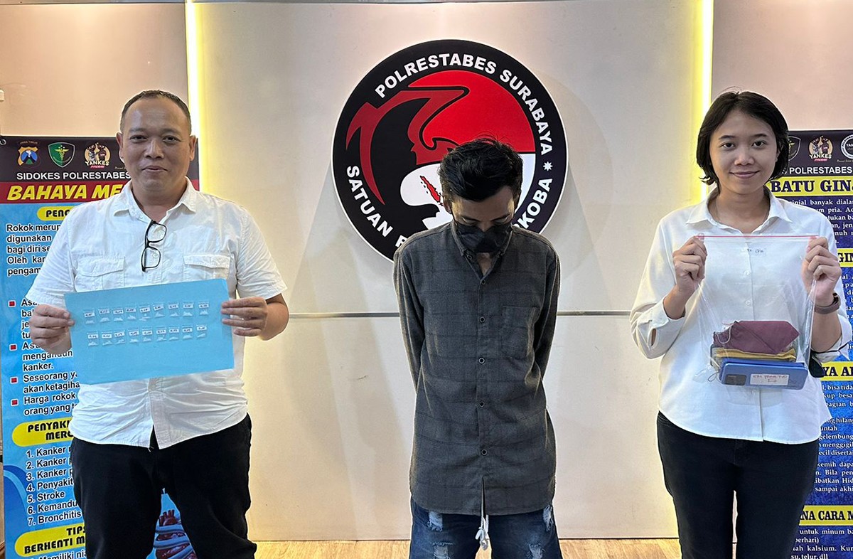 Petugas menunjukkan barang bukti yang disita dari kamar kos EP. (foto: Satnarkoba Polrestabes Surabaya for jatimnow.com)
