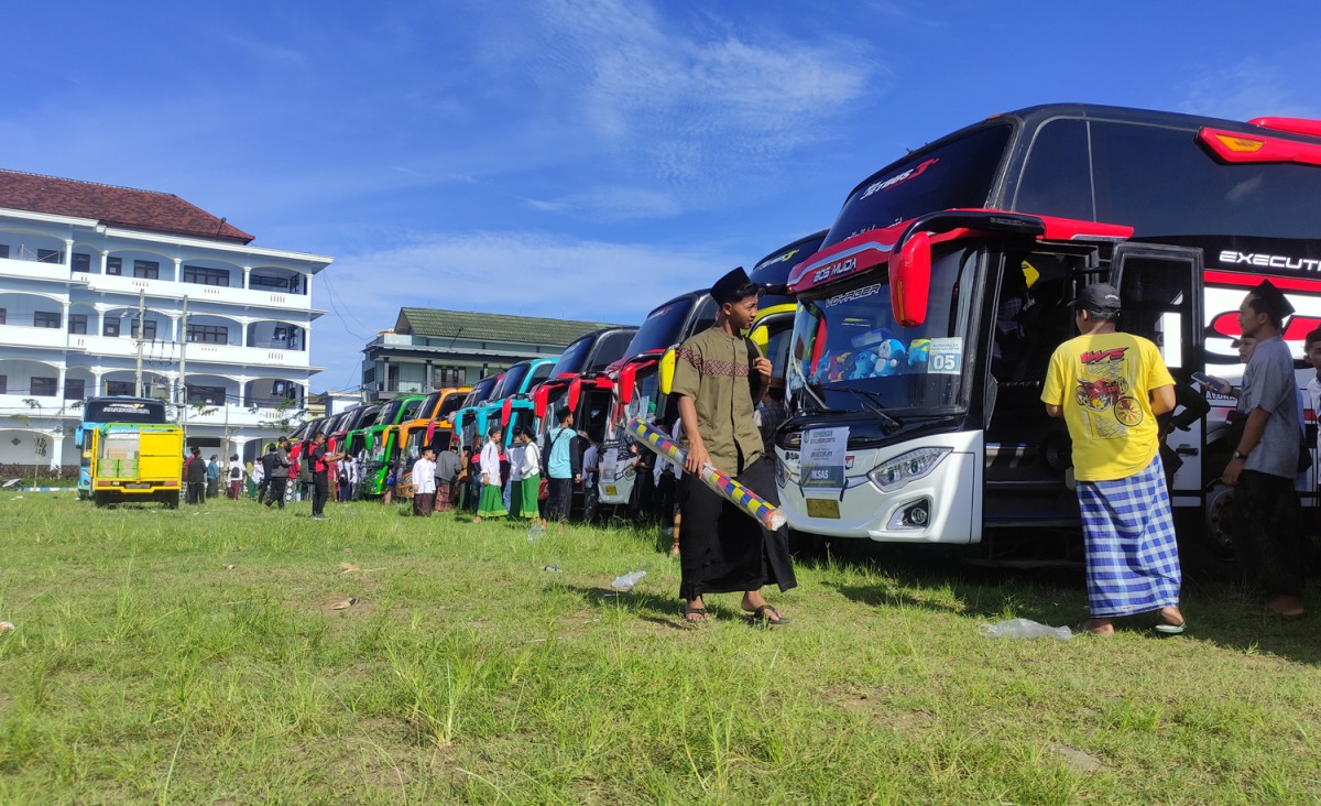 Suasana persiapan mudik ribuan santri Ponpes Darussalam Blokagung Banyuwangi menggunakan armada bus (Foto: Eko Purwanto/jatimnow.com)