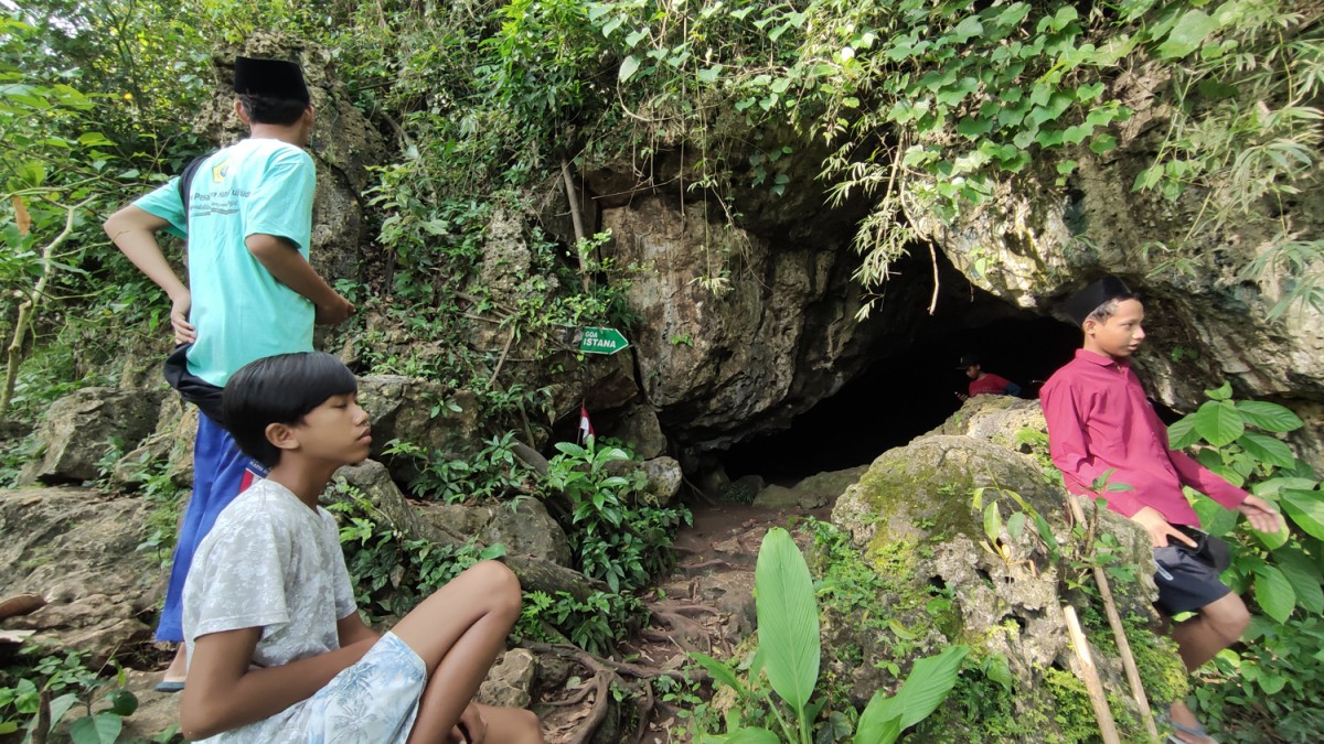 Ngabuburit Antimainstream Santri di Banyuwangi Susuri Jalur Terjal Gua Istana