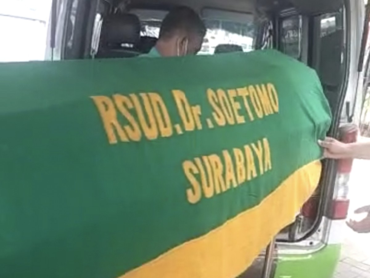 Jenazah istri yang dibakar suami sirinya di Surabaya saat akan dibawa ke Malang (Foto: Iptu Bambang for jatimnow.com)