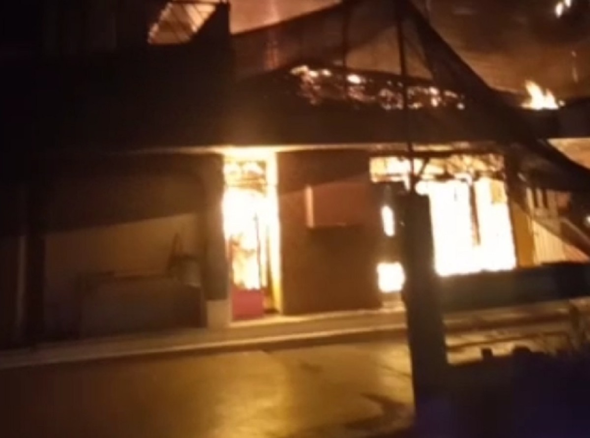 Capture video kebakaran di rumah mantan anggota DPRD Tulungagung. (Foto: video amatir)