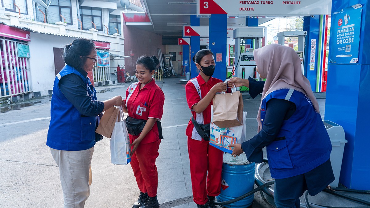 Sekper TPS, Erika A. Palupi membagikan sembako pada petugas SPBU perempuan. (foto: TPS for jatimnow.com)