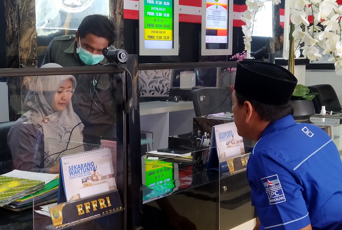 Sekretaris DPC Demokrat Bangkalan, Muhammad Ali Fahmi saat menyampaikan kontra memori di PN Bangkalan. (foto: Fathor Rahman.jatimnow.com)