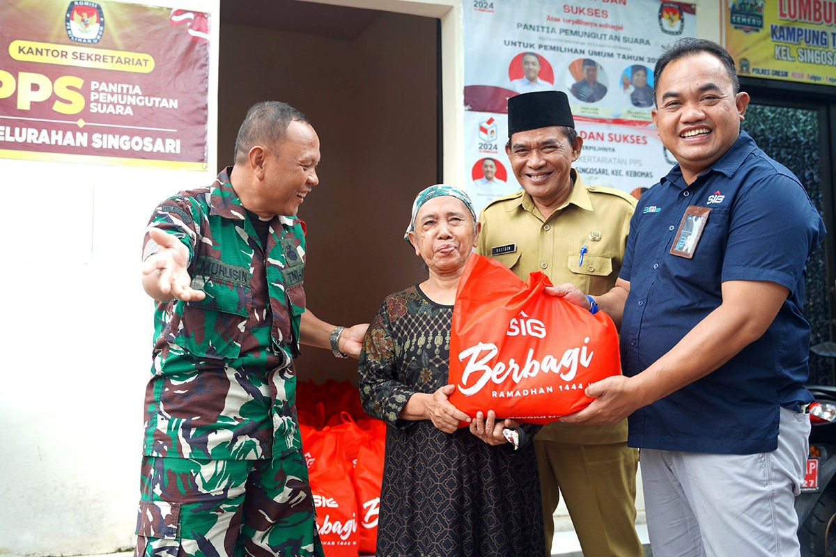 GM of CSR SIG, Edy Saraya (kanan) didampingi Lurah Singosari, Nastain (dua dari kanan), menyerahkan bantuan paket sembako di Pendopo Kelurahan Singosari, Gresik. (SIG for jatimnow.com)