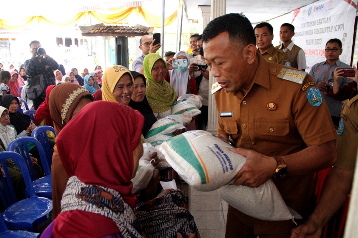 Bupati Ponorogo Sugiri Sancoko menyerahkan bantuan cadangan pangan secara simbolis. (foto: Dedi for jatimnow.com)