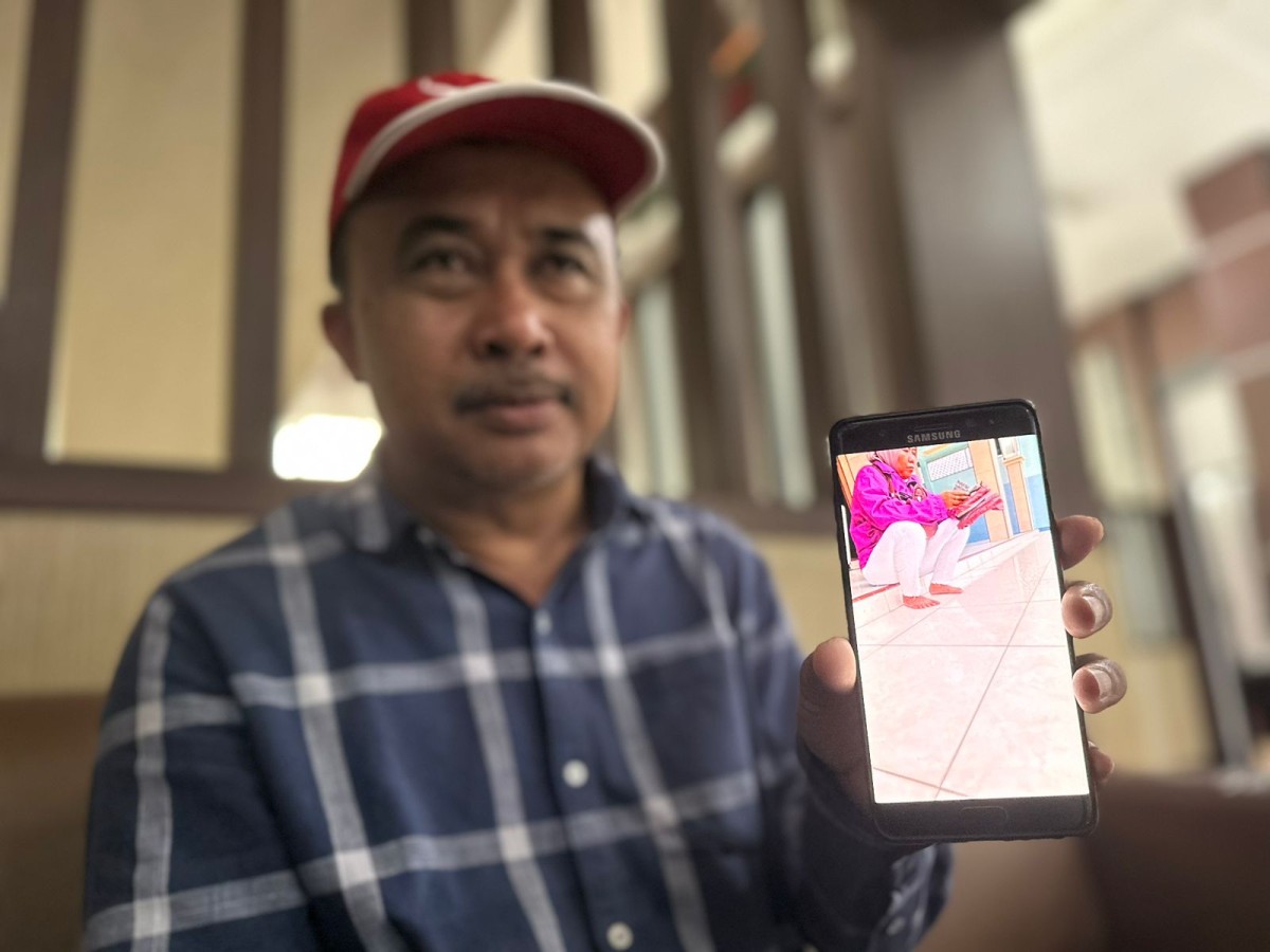 Anggota DPRD Kabupaten Pasuruan, Sugiyanto menunjukkan modus penipuan. (foto: Moch Rois/jatimnow.com)