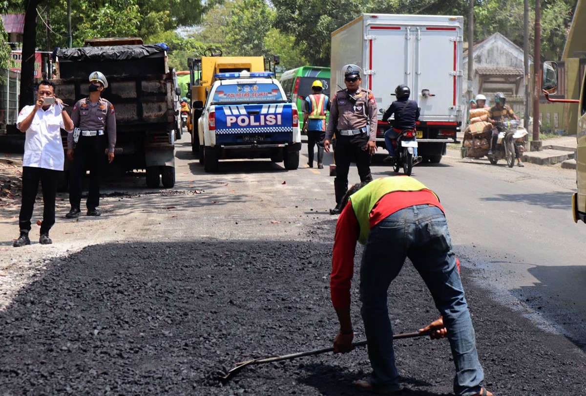Perbaikan sejumlah ruas jalan di Bojonegoro tengah dikebut sebagai persiapan jalur mudik Lebaran. (foto: Humas Polres Bojonegoro for jatimnow.com)