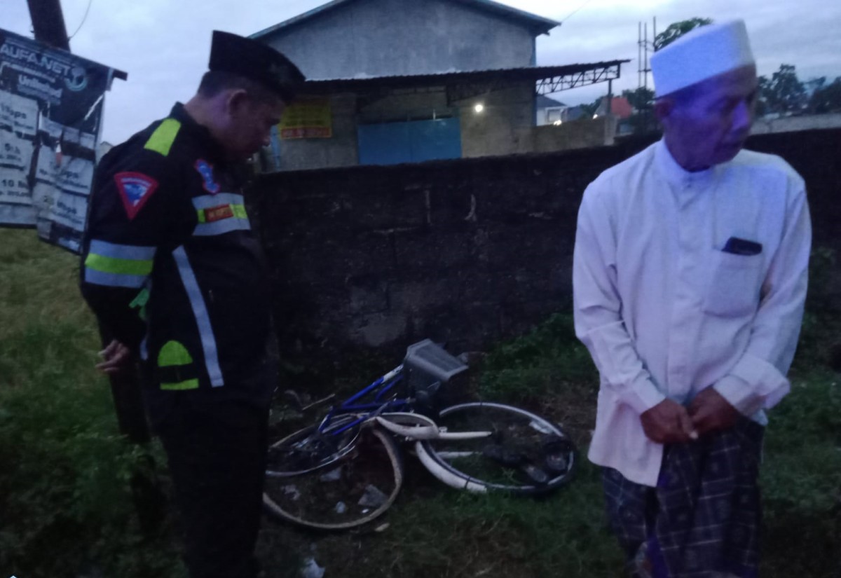 Anggota Satlantas Polres Jombang saat berada di lokasi laka lantas. (foto: Satlantas Polres Jombang for jatimnow.com)
