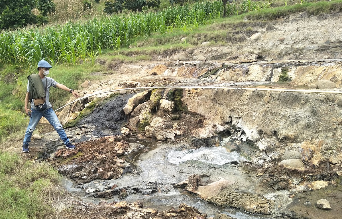 Penampakan lokasi semburan lumpur bercampur air di sekitar area pertanian warga. (Misbahul Munir/jatimnow.com).