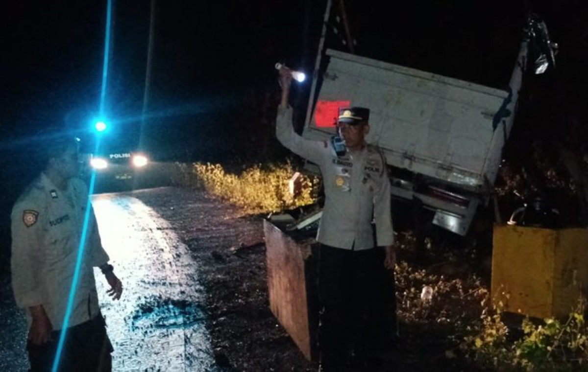 Truk tabrak tebing (Foto: Polres Malang for jatimnow.com)