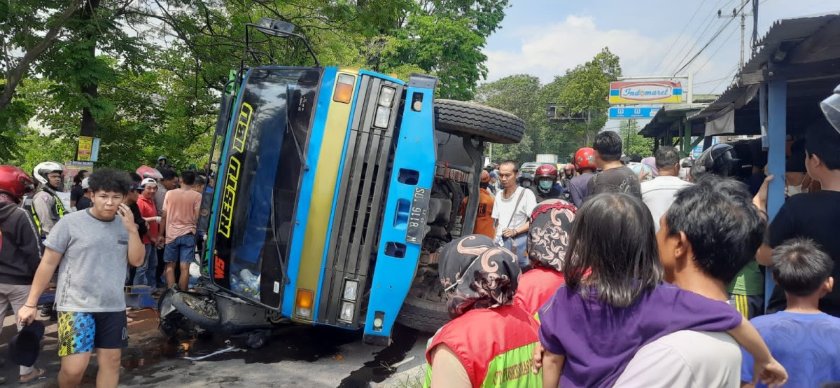 Truk yang seruduk mobil dan tiga motor. (Dino for jatimnow.com)