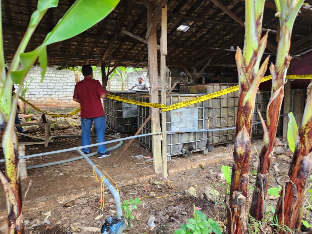 Anggota Kepolisian saat mengungkap penimbunan BBM bersubsidi di Lamongan. (foto : Polres Lamongan for jatimnow.com)
