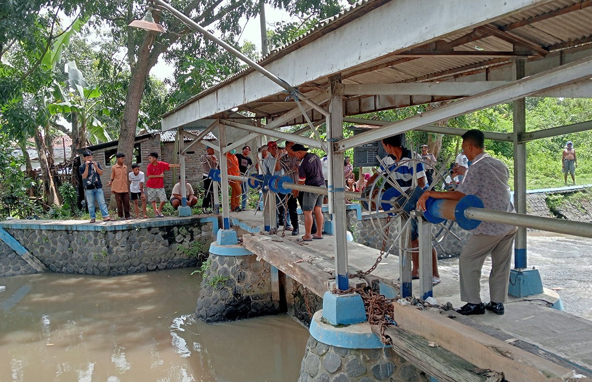Pencarian korban di Dam Ndayu, Desa Tunggorono, Kecamatan Jombang oleh warga setempat. (foto: Elok Aprianto/jatimnow.com)