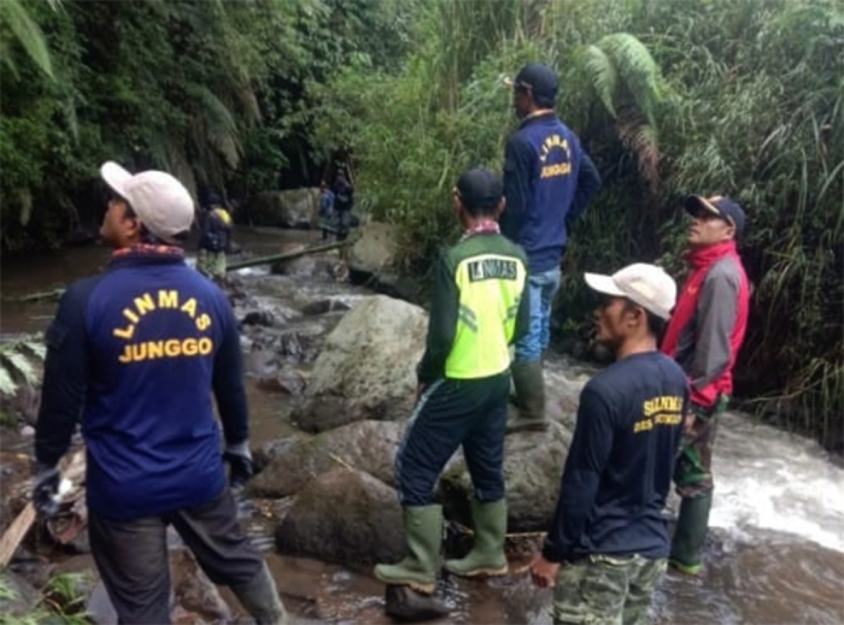 Petugas terus melakukan pencarian Warsito di sekitar Coban Talun, Batu. (foto: Galih Rakasiwi/jatimnow.com)