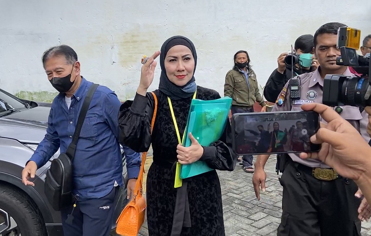 Venna Melinda usai menjalani persidangan. (Foto : Yanuar Dedy/jatimnow.com)