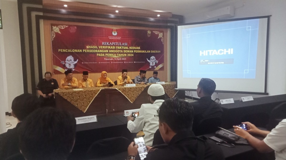 "Pleno rekapitulasi hasil verfak kedua pencalonan DPD RI. (Foto: Moch. Rois/jatimnow.com)