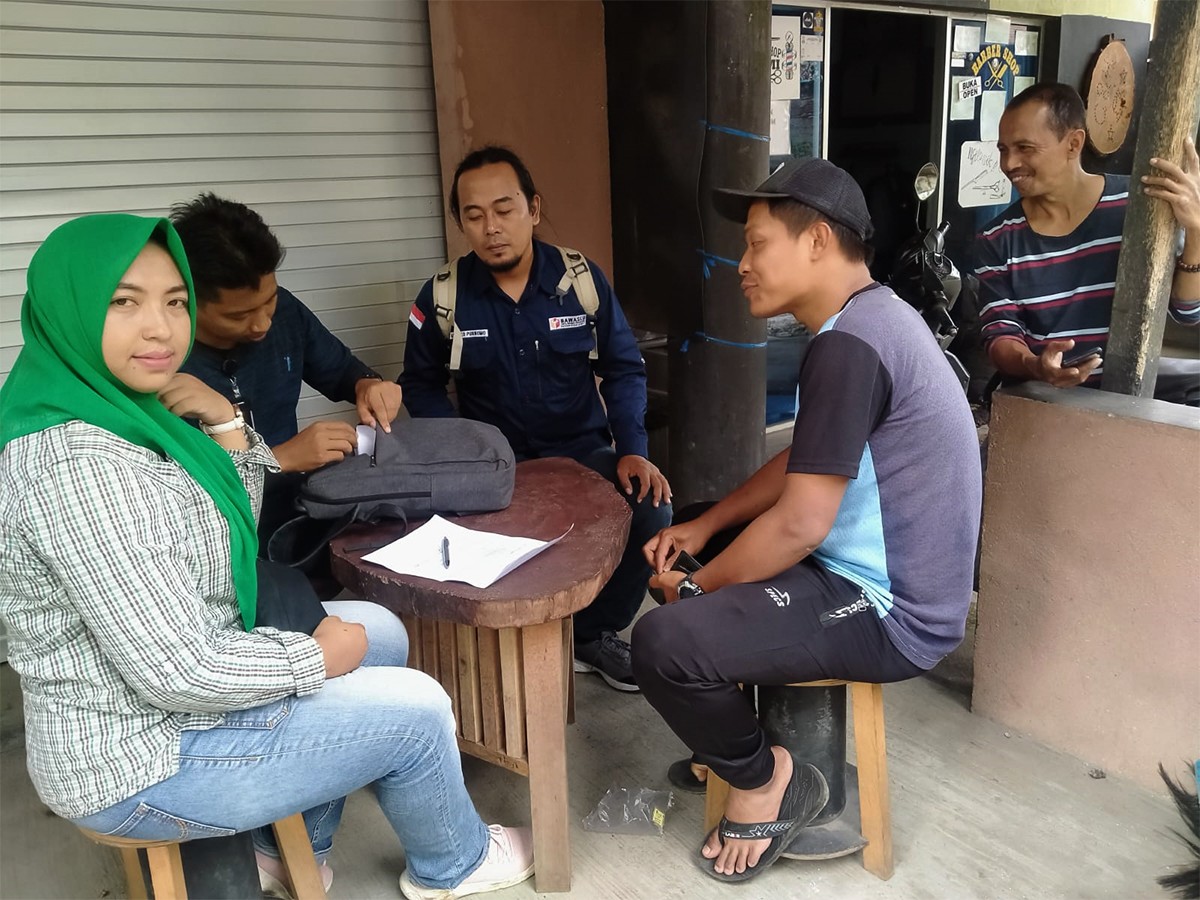 Proses verifikasi faktual keanggotaan Partai Prima yang dilakukan PPK Sempu didampingi Panwascam. (foto: Eko Purwanto/jatimnow.com)