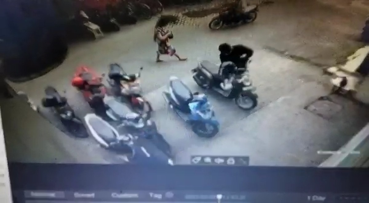 Pelaku saat terekam CCTV membawa kabur motor korban. (Foto: Tangkapan layar CCTV)