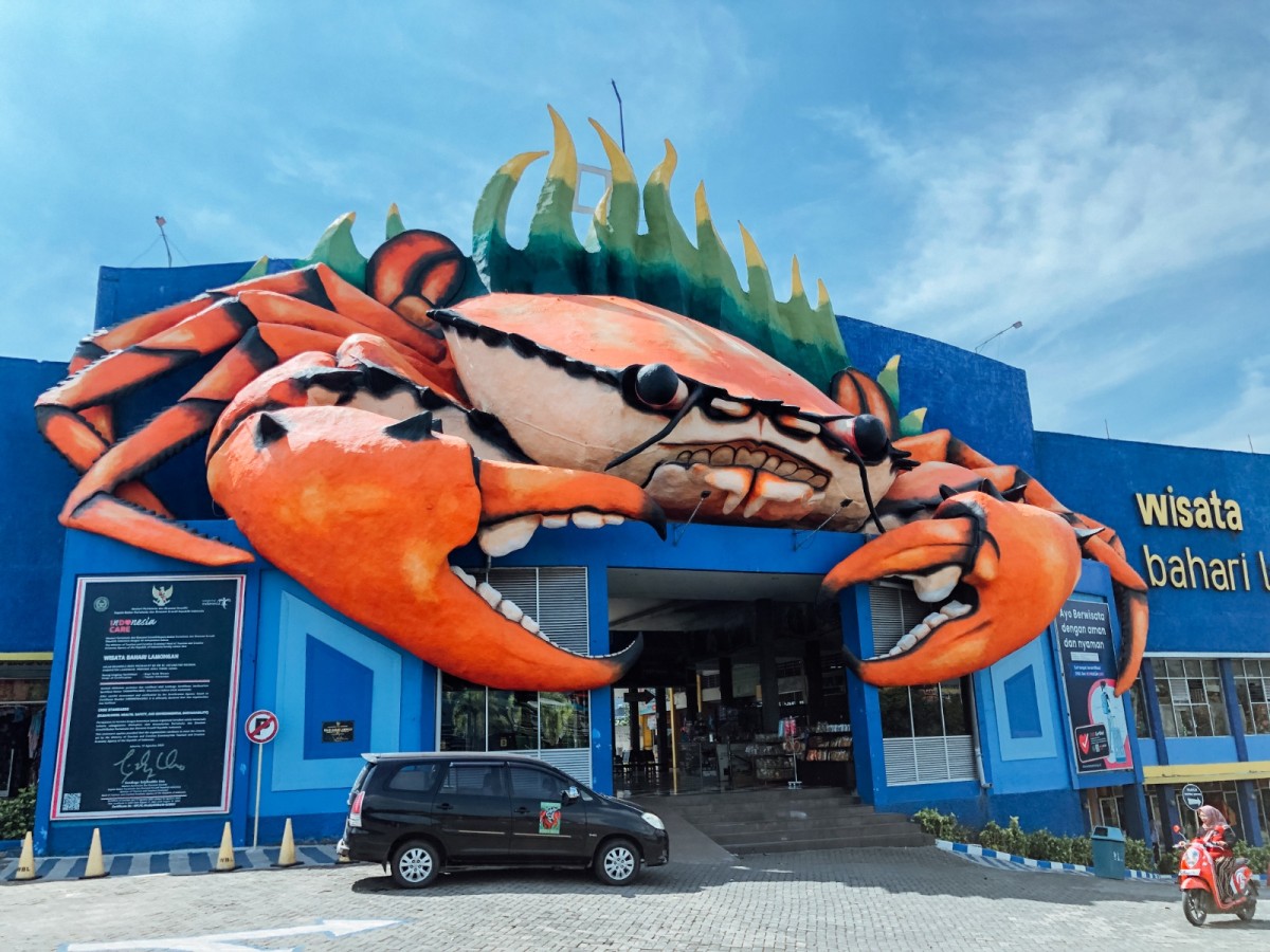 Wisata Bahari Lamongan menjadi jujugan wisatawan mengisi libur lebaran 2023. (foto: Adyad Ammy Iffansyah/jatimnow.com)