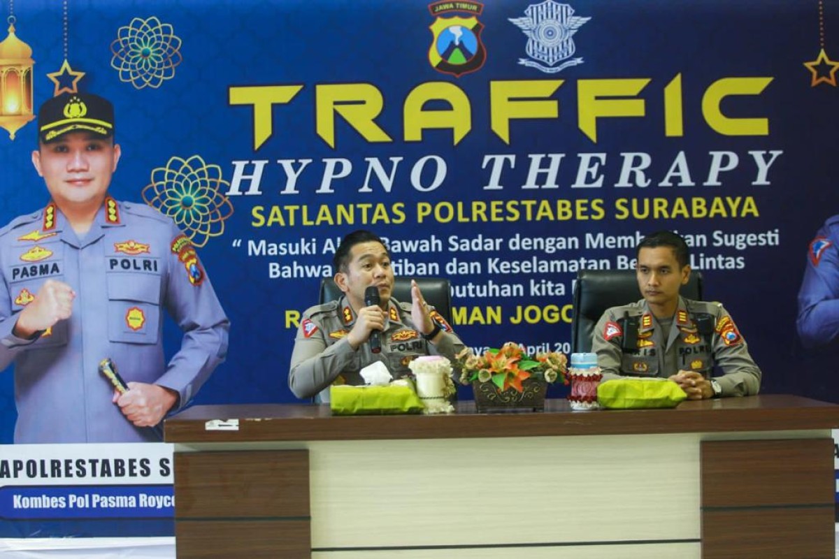 Satlantas Polrestabes Surabaya menggelar Traffic Hypno Therapy (Foto-foto: Arif for jatimnow.com)