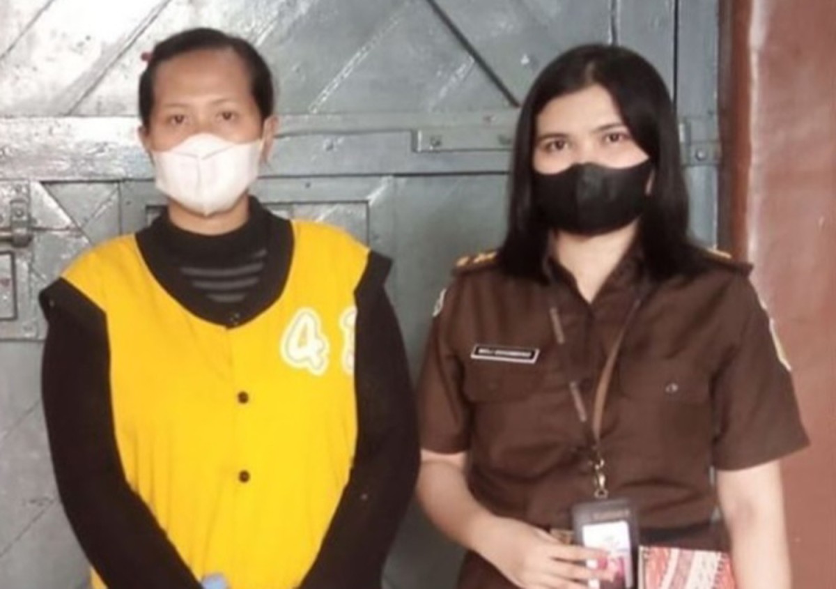 Terdakwa (kiri) saat dieksekusi ke lapas (Foto: Dok. Kejari Tulungagung)