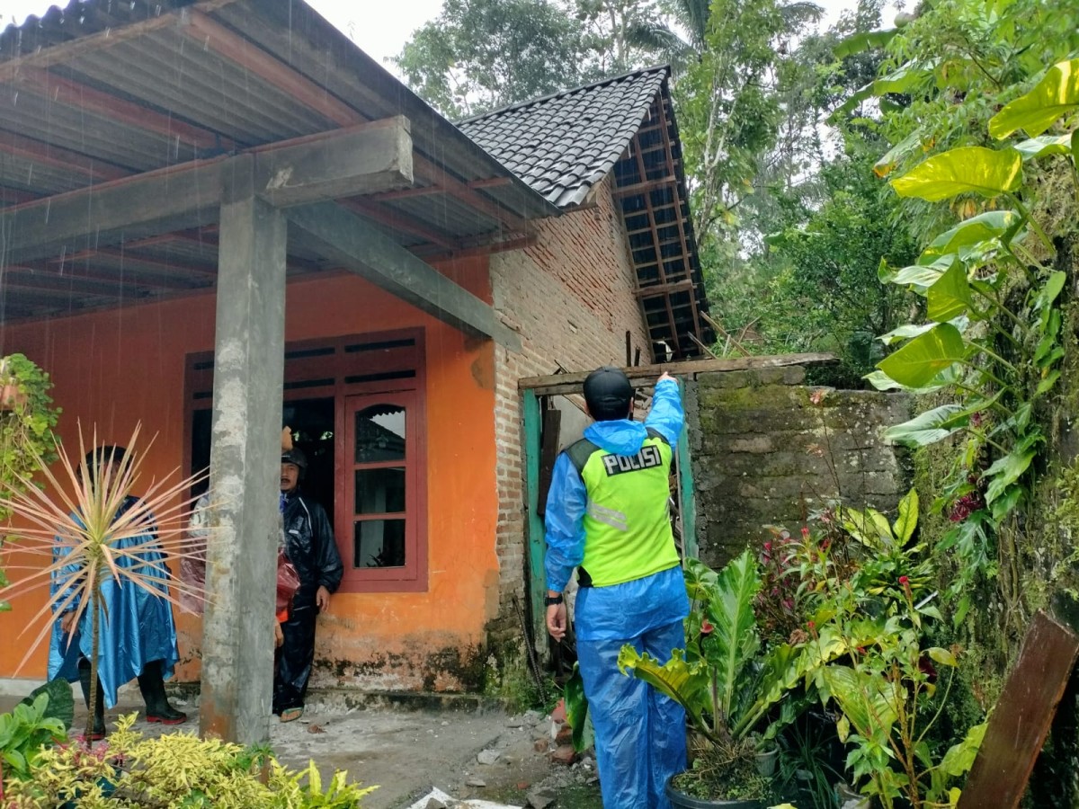 Rumah korban yang tertimpa longsor. (Foto: BPBD Kabupaten Blitar)