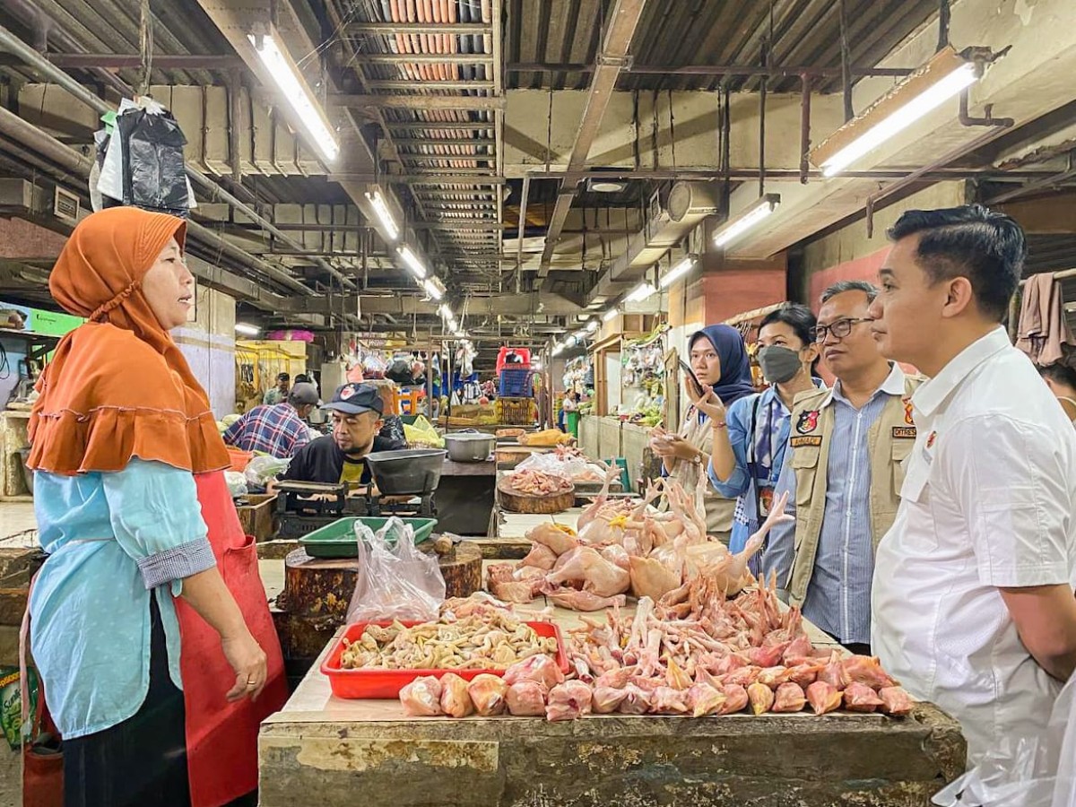 Satgas Pangan Bareskrim Polri bersama Satgas Pangan Polda Jatim memantau dan mengecek barang kebutuhan pokok di Pasar Wonokromo, Surabaya (Foto: Ana for jatimnow.com)