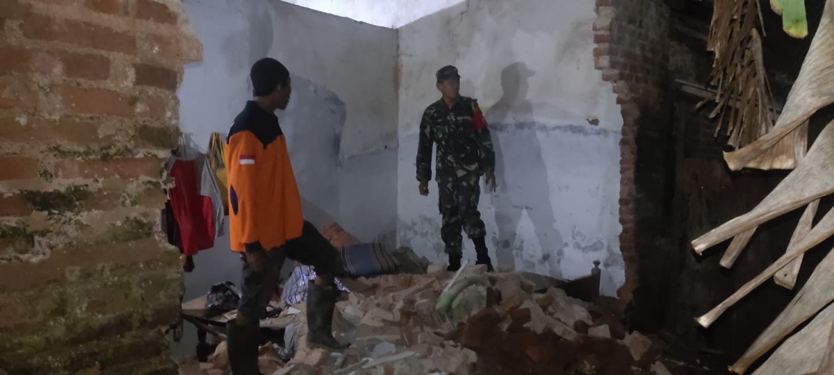 Tembok Rumah Warga Trenggalek Ambruk Terdampak Gempa Tuban