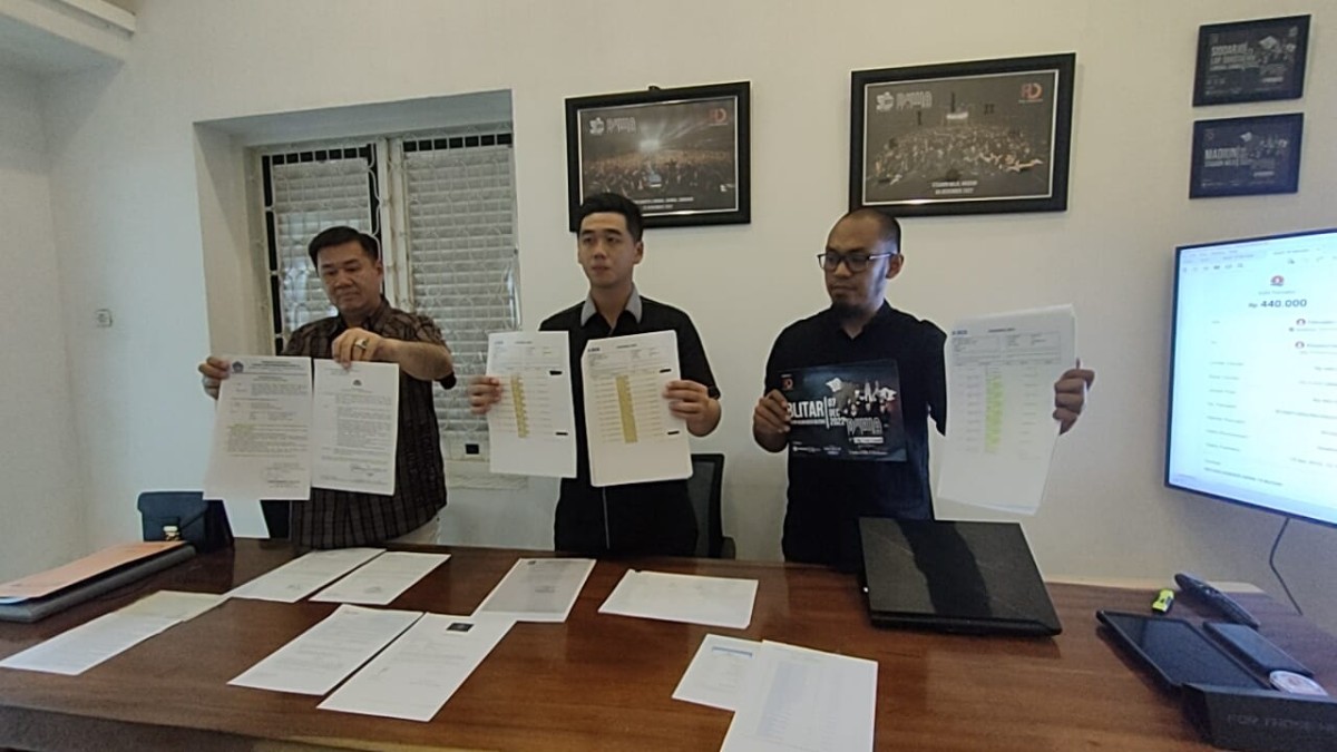 Owner FHD Enterprise, Fahruddin Ulwy (kanan) bersama kuasa hukumnya menunjukkan data refund tiket (Foto: Bejo for jatimnow.com)