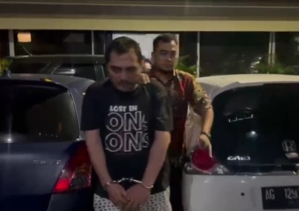 Pria asal Surabaya yang setubuhi puluhan pekerja migran saat diamankan Tim Siber Polda Jatim (Foto: Dana for jatimnow.com)