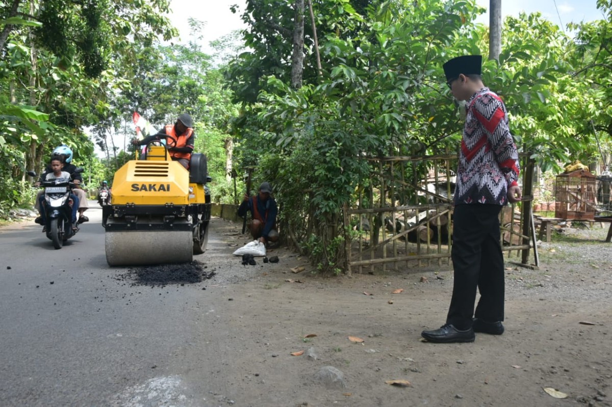 Jelang Lebaran Ketupat, Mas Ipin Pantau Proses Penambalan Jalan di Trenggalek