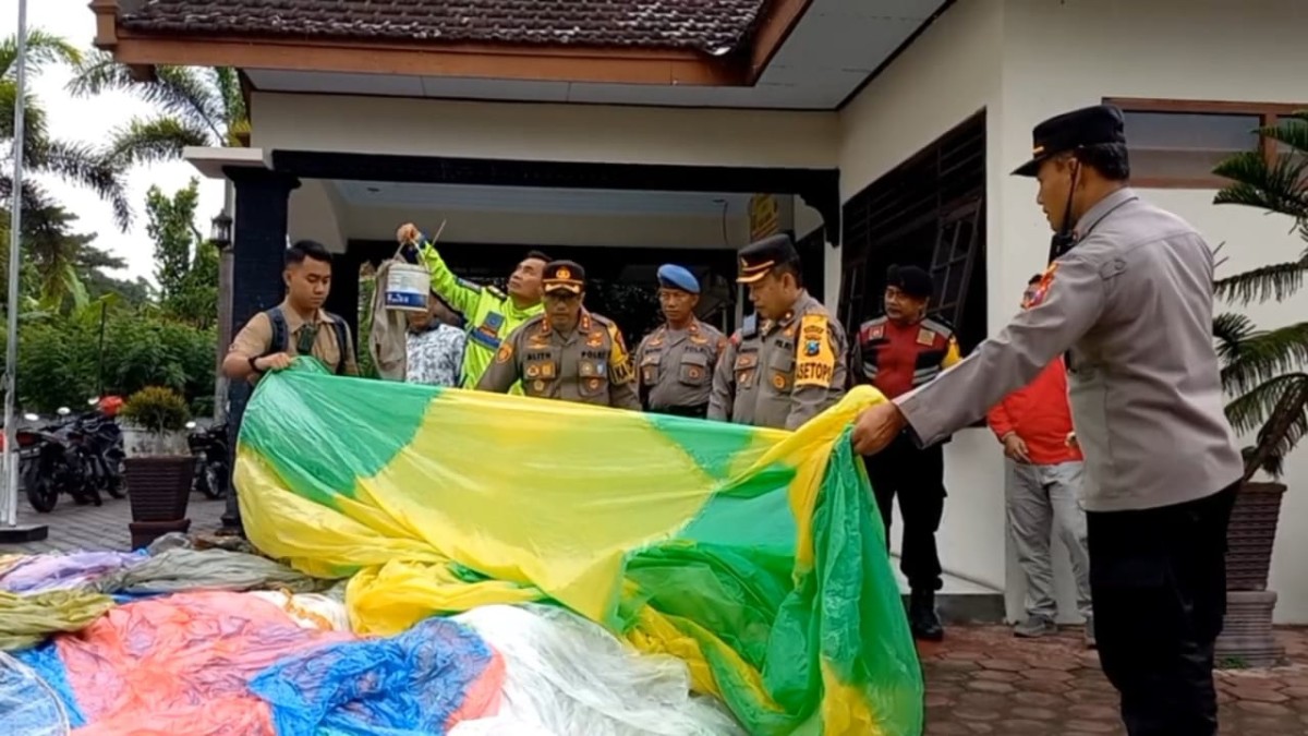 Polres Trenggalek menyita puluhan balon udara (Foto: Bramanta Pamungkas/jatimnow.com)